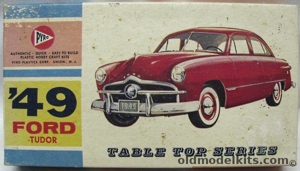 Pyro 1/32 1949 Ford Tudor Coupe, C290-50 plastic model kit